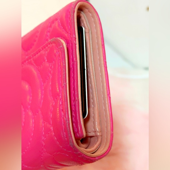 Lambskin Camellia Embossed Compact leather Wallet Fuchsia - Picture 5 of 17